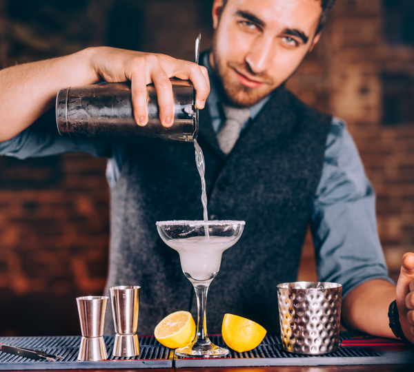 Hæv din Cocktailoplevelse med Det Rigtige Barudstyr fra Cocktail Served! 🍹🔧